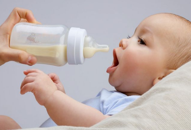 宝宝发生呛奶了，怎样正确进行急救？